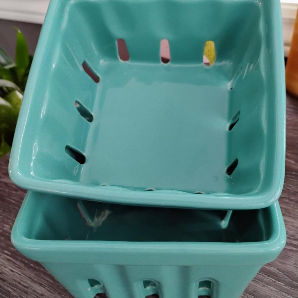 2 Ceramic Berry Baskets - Picture 5 of 8